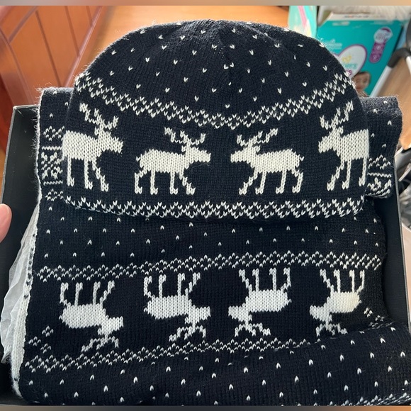 Abercrombie & Fitch scarf and beanie set - Picture 3 of 3